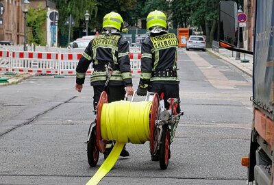 Update: Erschwerte Löscharbeiten bei Brand in Chemnitzer Gewerbehof - Am Donnerstag wurde die Feuerwehr gegen 10 Uhr in Chemnitz zur Philippstraße 13 gerufen. Foto: Harry Härtel