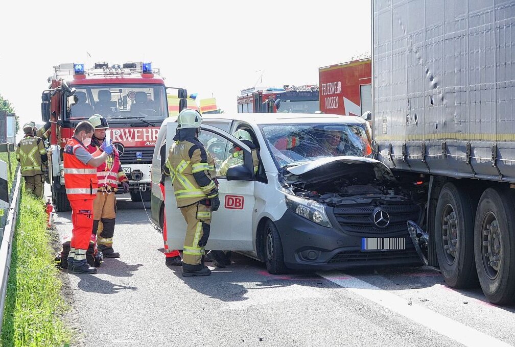 Update: Fahrer Nach Auffahrunfall Auf Der A4 In Fahrzeug Eingeklemmt ...