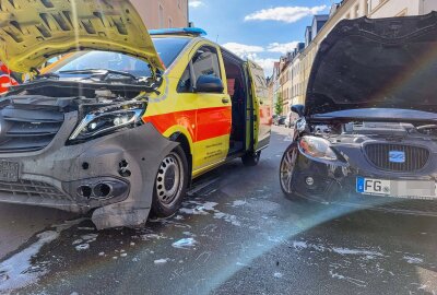 Update: Fahrer übersieht Blaulicht und kollidiert mit Notarztfahrzeug - Crash an der Kreuzung: Seat Fahrer kollidiert mit Notarztfahrzeug Foto: Marcel Schlenkrich