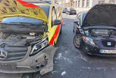 Update: Fahrer übersieht Blaulicht und kollidiert mit Notarztfahrzeug - Crash an der Kreuzung: Seat Fahrer kollidiert mit Notarztfahrzeug Foto: Marcel Schlenkrich