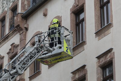 Update: Feuerwehr im Einsatz - Brand in Mehrfamilienhaus in Chemnitz - Das Haus wurde teilweise evakuiert. Foto: Harry Härtel