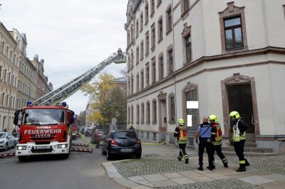 Update: Feuerwehr im Einsatz - Brand in Mehrfamilienhaus in Chemnitz - Das Haus wurde teilweise evakuiert. Foto: Harry Härtel