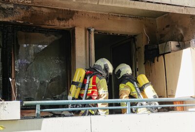 Update: Feuerwehr kämpft gegen Brand auf Balkon - Am Mittwoch kam es gegen 14.10 Uhr an der Prohliser Allee zu einem Balkonbrand. Foto: Roland Halkasch