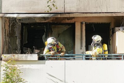 Update: Feuerwehr kämpft gegen Brand auf Balkon - Anwohner bemerkten einen Knall vor dem Brandausbruch. Foto: Roland Halkasch