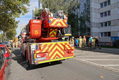 Update: Feuerwehr kämpft gegen Brand auf Balkon - Die Wohnung ist unbewohnbar. Foto: Roland Halkasch