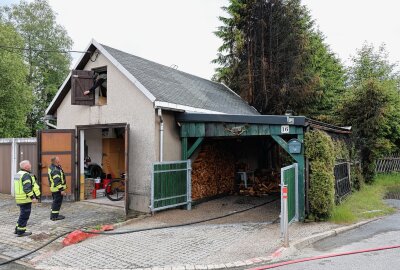 Update: Feuerwehreinsatz in Johanngeorgenstadt: Carport steht in Flammen - In Johanngeorgenstadt kam es heute Mittag zu einem Carport-Brand. Foto: Niko Mutschmann