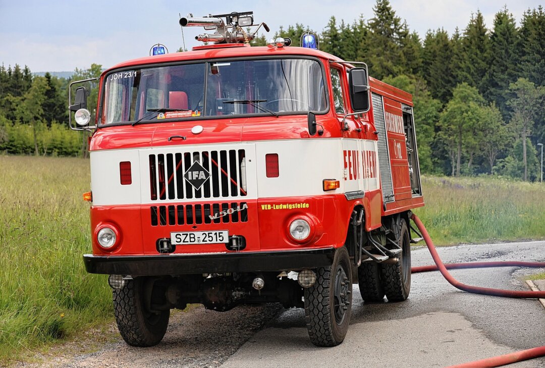 Update: Feuerwehreinsatz in Johanngeorgenstadt: Carport steht in Flammen - Die Brandursache ist derzeit noch unbekannt. Foto: Niko Mutschmann