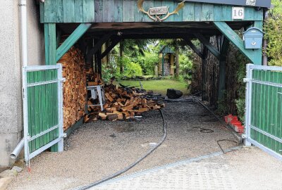 Update: Feuerwehreinsatz in Johanngeorgenstadt: Carport steht in Flammen - In Johanngeorgenstadt kam es heute Mittag zu einem Carport-Brand. Foto: Niko Mutschmann