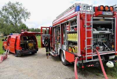 Update: Feuerwehreinsatz in Johanngeorgenstadt: Carport steht in Flammen - In Johanngeorgenstadt kam es heute Mittag zu einem Carport-Brand. Foto: Niko Mutschmann