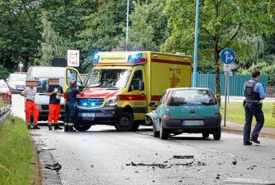 Update: Frontalzusammenstoß auf der B95 mit einer verletzten Person - Am Sonntagabend kam es auf der Annaberger Straße in Chemnitz zu einem Frontalcrash zweier Autos. Foto: ChemPic