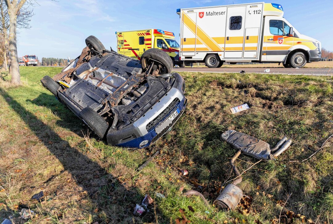 Update: Fünf Verletzte bei Crash zwischen zwei PKW: Skoda überschlägt sich -  Zu einen schweren Verkehrsunfall kam es am Samstagnachmittag gegen 15 Uhr auf der B173 Foto: Marcel Schlenkrich