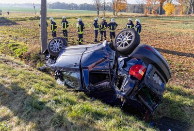 Update: Fünf Verletzte bei Crash zwischen zwei PKW: Skoda überschlägt sich - Laut Zeugen vor Ort überholte ein 63-jähriger Skoda Fahrer eine Fahrzeugkolonne Richtung Oberschöna. Foto: Marcel Schlenkrich