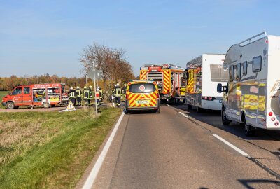 Update: Fünf Verletzte bei Crash zwischen zwei PKW: Skoda überschlägt sich -  Im gleichen Moment wollte aber ein 24-jähriger VW Fahrer von der Bundesstraße nach links abbiegen. Foto: Marcel Schlenkrich