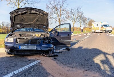 Update: Fünf Verletzte bei Crash zwischen zwei PKW: Skoda überschlägt sich - Die Bundestsraße war mehrere Stunden voll gesperrt. Foto: Marcel Schlenkrich