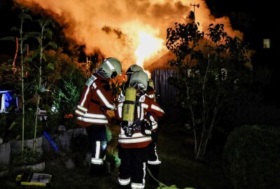 Update: Gartenlaube in Aue im Vollbrand - Aue-Bad Schlema Ot Bad Schlema - Gartenlaube im Vollbrand. Foto: Niko Mutschmann