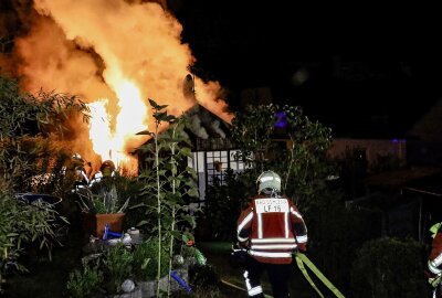 Update: Gartenlaube in Aue im Vollbrand - Aue-Bad Schlema Ot Bad Schlema - Gartenlaube im Vollbrand. Foto: Niko Mutschmann