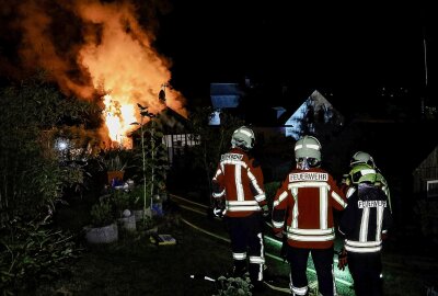 Update: Gartenlaube in Aue im Vollbrand - Aue-Bad Schlema Ot Bad Schlema - Gartenlaube im Vollbrand. Foto: Niko Mutschmann