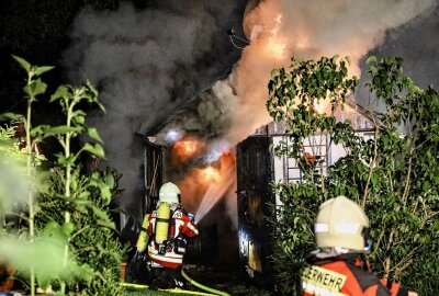 Update: Gartenlaube in Aue im Vollbrand - Aue-Bad Schlema Ot Bad Schlema - Gartenlaube im Vollbrand. Foto: Niko Mutschmann