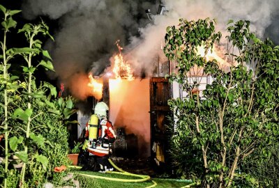 Update: Gartenlaube in Aue im Vollbrand - Aue-Bad Schlema Ot Bad Schlema - Gartenlaube im Vollbrand. Foto: Niko Mutschmann