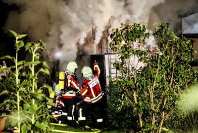 Update: Gartenlaube in Aue im Vollbrand - Aue-Bad Schlema Ot Bad Schlema - Gartenlaube im Vollbrand. Foto: Niko Mutschmann