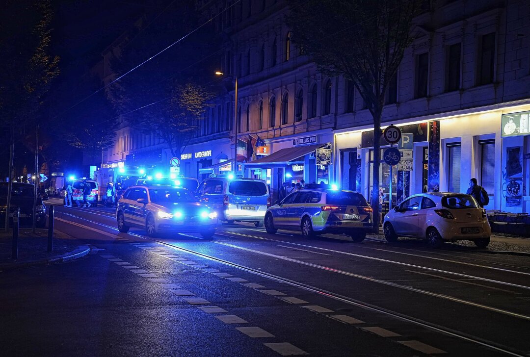 Update: Gewalttätige Auseinandersetzung vor Shisha-Bar: Täter stellt sich - Auseinandersetzung eskaliert: Mann mit Messer am Ohr attackiert. Foto: Erik Hoffmann