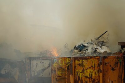 Update: Großbrand auf Mülldeponie: Sperrmüll gerät in Brand - Brand auf Mülldeponie in Chemnitz. Foto: ChemPic