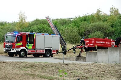 Update: Großbrand auf Mülldeponie: Sperrmüll gerät in Brand - Die Feuerwehr löscht den Brand. Foto: ChemPic