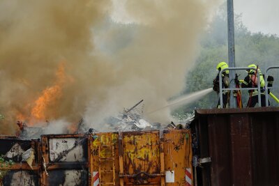 Update: Großbrand auf Mülldeponie: Sperrmüll gerät in Brand - Die Feuerwehr löscht den Brand. Foto: ChemPic