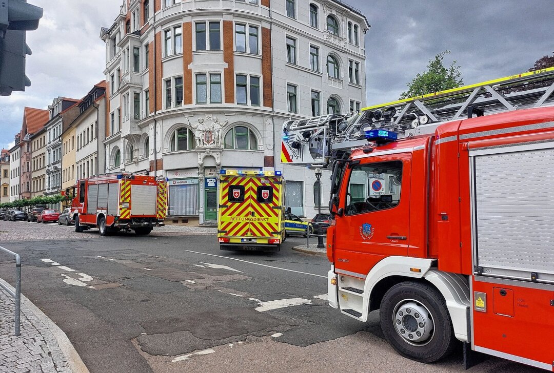 Update - Großeinsatz in Freiberg: Frau wollte Wohnung anzünden - Am Sonntagnachmittag wurde die Feuerwehr zu einem Großeinsatz in Freiberg gerufen. Foto: Marcel Schlenkrich