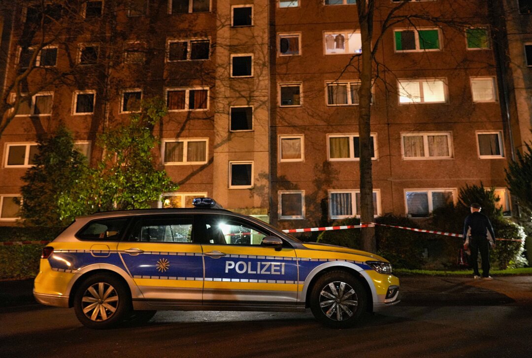 Update: Großer Polizeieinsatz nach Messerattacke in Dresden - Polizeieinsatz in Gorbitz: Zwei Hauseingänge weiträumig abgesperrt. Foto: xcitepress/Benedict Bartsch