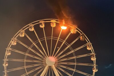 Update: Highfield Festival unterbrochen: Riesenrad in Flammen - Erste Erkenntnis zur Ursache - Das Riesenrad auf dem Highfield Festival steht in Flammen.