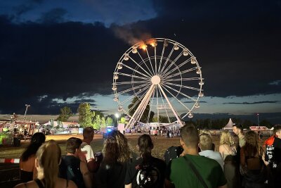 Update: Highfield Festival unterbrochen: Riesenrad in Flammen - Erste Erkenntnis zur Ursache - Das brennende Riesenrad. 