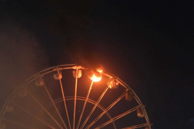 Update: Highfield Festival unterbrochen: Riesenrad in Flammen - Erste Erkenntnis zur Ursache - Das Riesenrad auf dem Highfield Festival steht in Flammen.