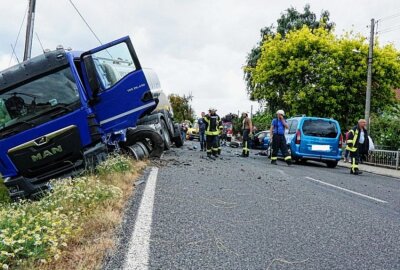 Update: Horror-Crash in Sachsen zwischen Audi und Milchlaster fordert Toten - Am Dienstagmittag kam es in der Ortslage Neupurschwitz bei Bautzen zu einem schweren Unfall. Foto: LausitzNews