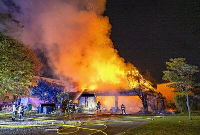 Update: Imbiss und Blumengeschäft komplett in Flammen - Verdacht auf Brandstiftung - In Pirna brannten Samstagmorgen ein Imbiss und Blumengeschäft. Foto: Marko Förster