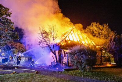 Update: Imbiss und Blumengeschäft komplett in Flammen - Verdacht auf Brandstiftung - Das Gebäude stand komplett in Flammen. Foto: Marko Förster