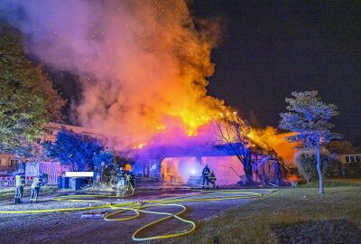 Update: Imbiss und Blumengeschäft komplett in Flammen - Verdacht auf Brandstiftung - Wie die Polizeidirektion Dresden gegenüber BLICK.de angab, wurden dabei keine Personen verletzt. Foto: Marko Förster