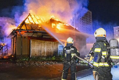 Update: Imbiss und Blumengeschäft komplett in Flammen - Verdacht auf Brandstiftung - Die Feuerwehr traf zur Einsatzstelle ein und löschte den Brand. Foto: Marko Förster