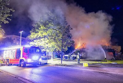 Update: Imbiss und Blumengeschäft komplett in Flammen - Verdacht auf Brandstiftung - Zur Brandursache wird ermittelt. Foto: Marko Förster