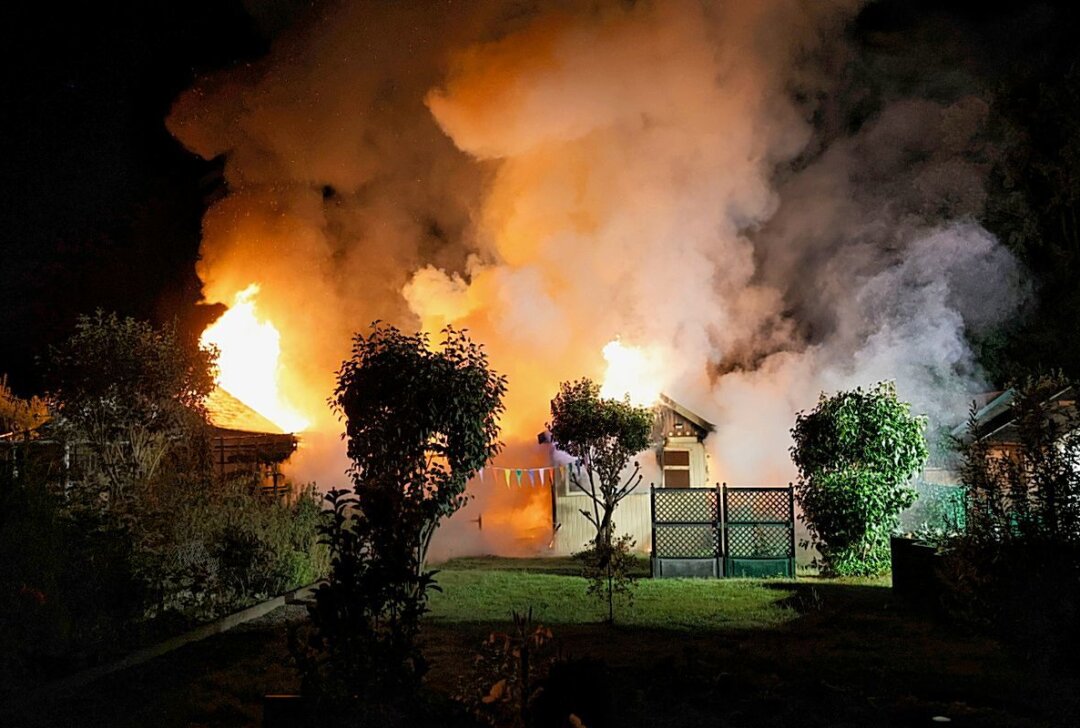 Update in Chemnitz: Großbrand in Kleingartenverein - In der Nacht von Montag auf Dienstag wurden gegen 1 Uhr Feuerwehr und Polizei auf die Werner-Seelenbinder-Str. zu einem Kleingartenverein gerufen. Foto: Jan Härtel