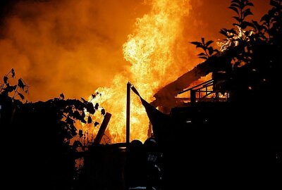 Update in Chemnitz: Großbrand in Kleingartenverein - In der Nacht von Montag auf Dienstag wurden gegen 1 Uhr Feuerwehr und Polizei auf die Werner-Seelenbinder-Str. zu einem Kleingartenverein gerufen. Foto: Jan Härtel