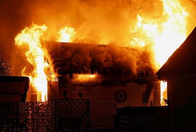 Update in Chemnitz: Großbrand in Kleingartenverein - In der Nacht von Montag auf Dienstag wurden gegen 1 Uhr Feuerwehr und Polizei auf die Werner-Seelenbinder-Str. zu einem Kleingartenverein gerufen. Foto: Jan Härtel