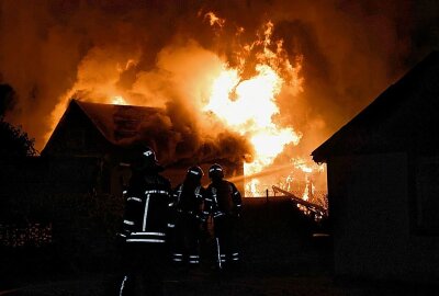 Update in Chemnitz: Großbrand in Kleingartenverein - Bei Eintreffen der Feuerwehr stellte sich heraus das drei Gartenlauben im Vollbrand standen. Foto: Jan Härtel