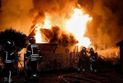 Update in Chemnitz: Großbrand in Kleingartenverein - Bei Eintreffen der Feuerwehr stellte sich heraus das drei Gartenlauben im Vollbrand standen. Foto: Jan Härtel