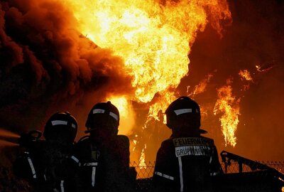 Update in Chemnitz: Großbrand in Kleingartenverein - Insgesamt sind fünf Lauben den Flammen zum Opfer gefallen. Foto: Jan Härtel