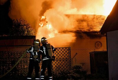 Update in Chemnitz: Großbrand in Kleingartenverein - Insgesamt sind fünf Lauben den Flammen zum Opfer gefallen. Foto: Jan Härtel