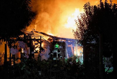 Update in Chemnitz: Großbrand in Kleingartenverein - Insgesamt sind fünf Lauben den Flammen zum Opfer gefallen. Foto: Jan Härtel