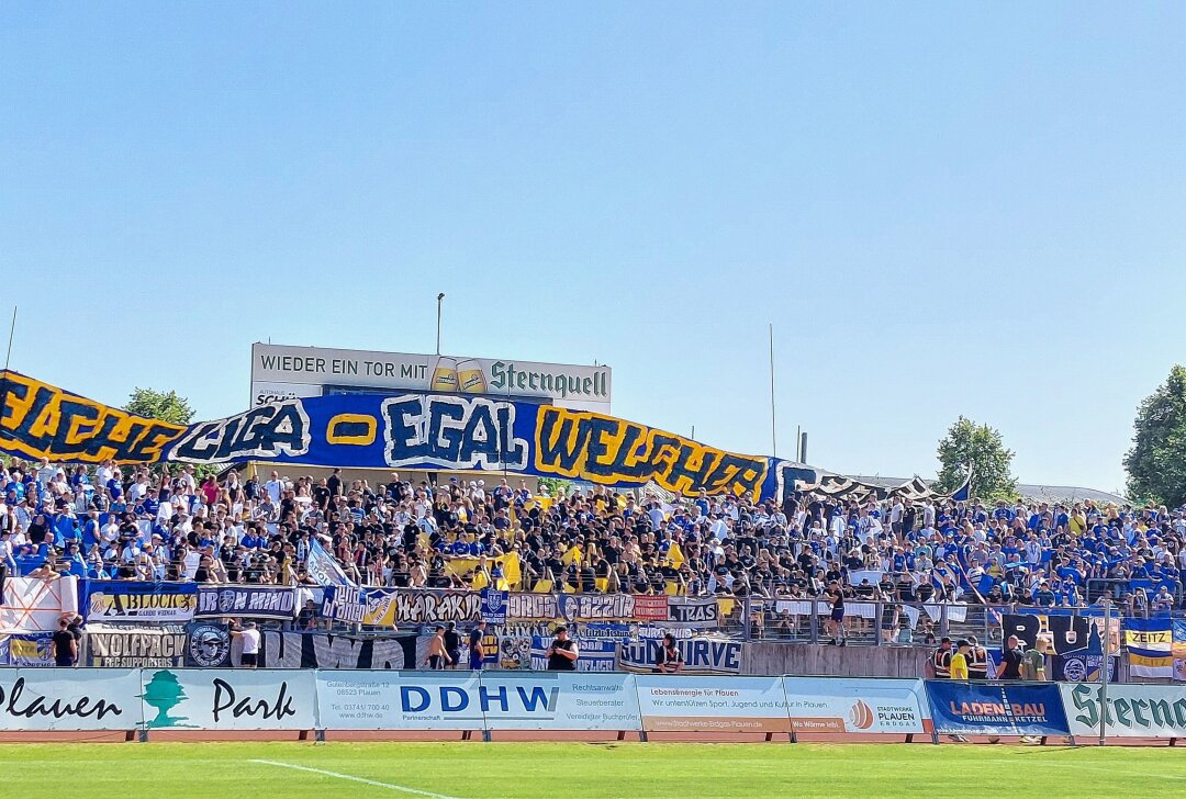 Update: Jena-Fans stürmen Badkurve in Plauen - Im Vogtlandstadion findet am Samstag ein großes Fußball statt. Fotos: Karsten Repert