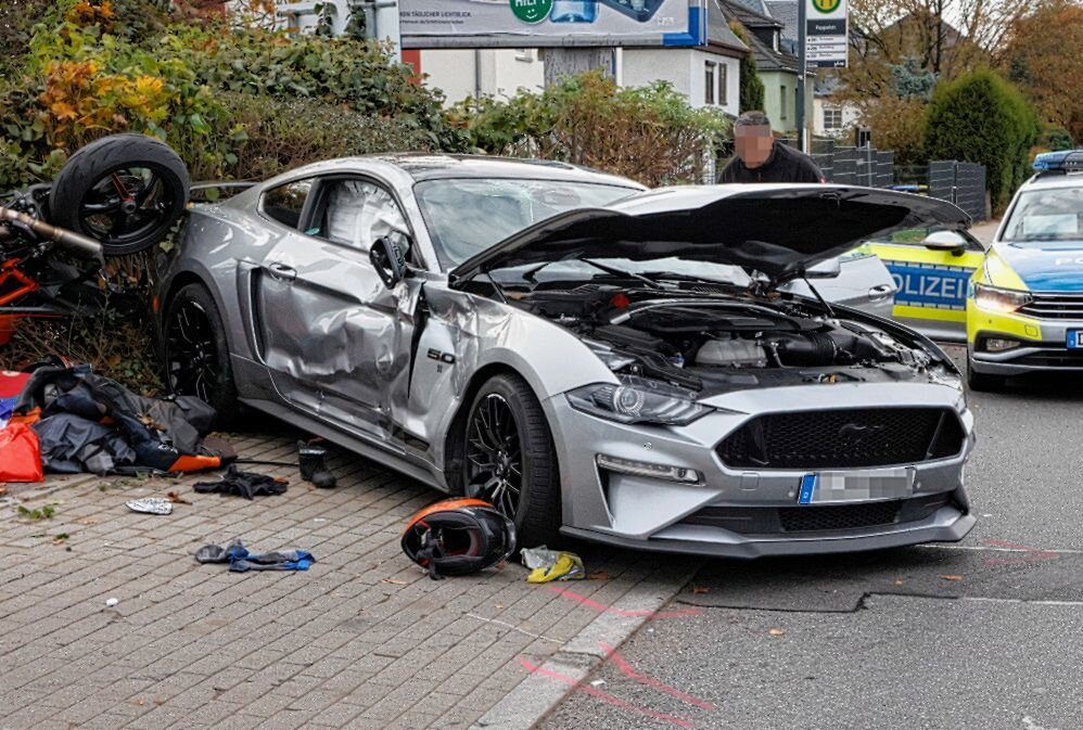 Update: Kollision in Chemnitz: Zwei Kradfahrer nach Unfall mit Ford Mustang schwer verletzt - Rettungshubschrauber im Einsatz: Schwer verletzte Kradfahrer werden ins Krankenhaus geflogen. Foto: ChemPic