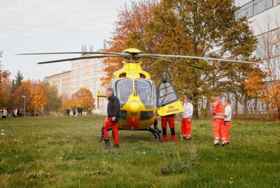 Update: Kollision in Chemnitz: Zwei Kradfahrer nach Unfall mit Ford Mustang schwer verletzt - Rettungshubschrauber im Einsatz: Schwer verletzte Kradfahrer werden ins Krankenhaus geflogen. Foto: ChemPic